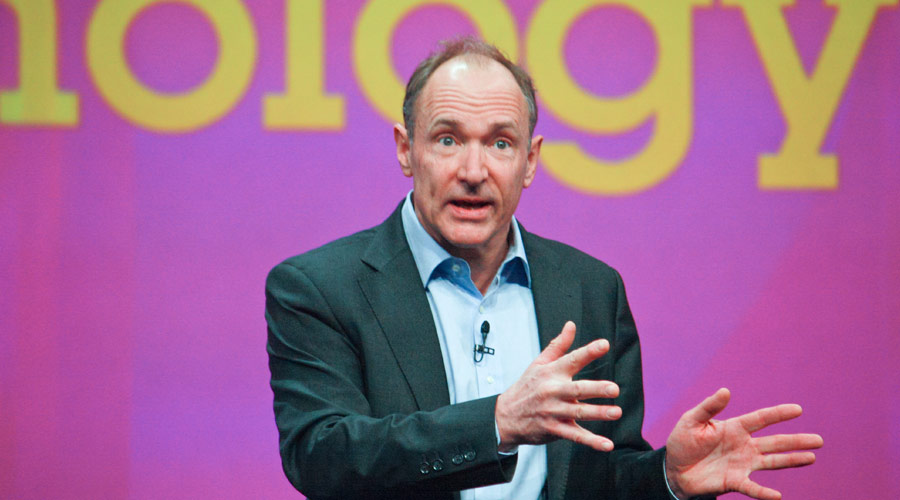 Foto de Tim Berners-Lee, criador do WWW, palestrando